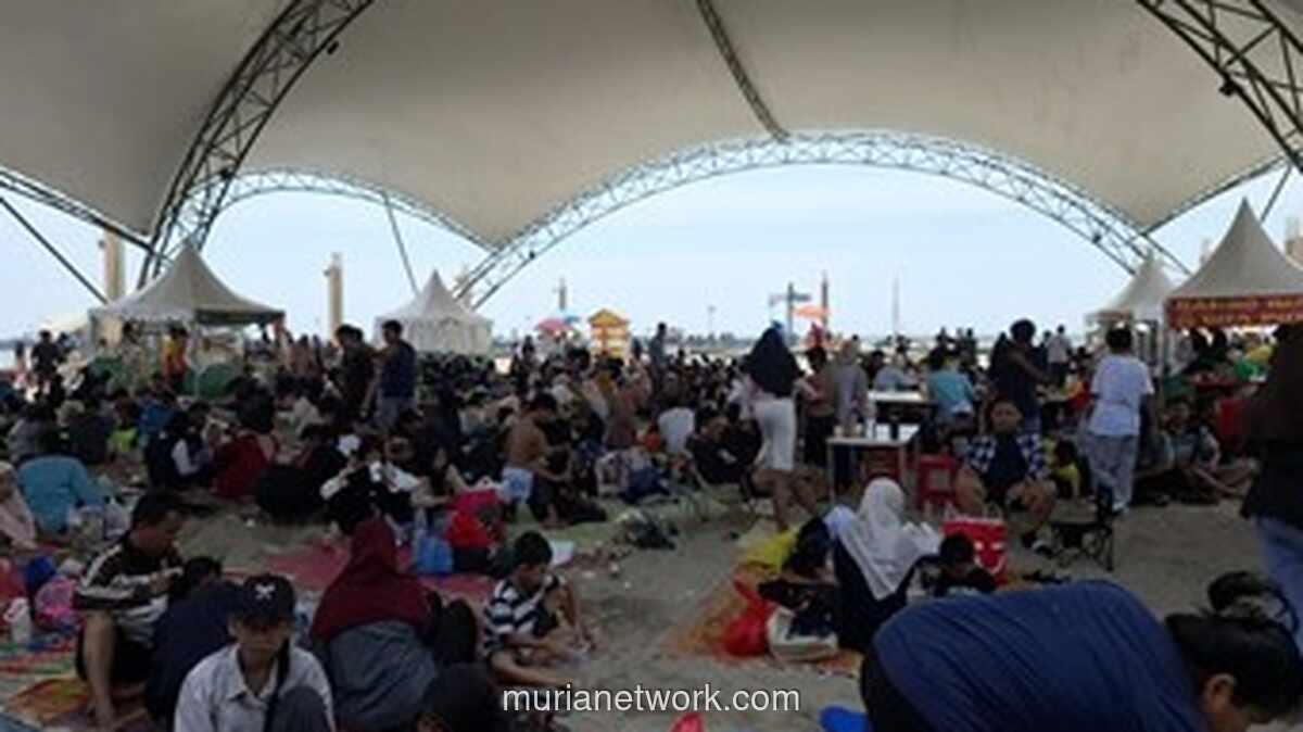 Bekal Sisa Lebaran Warnai Piknik Keluarga di Ancol