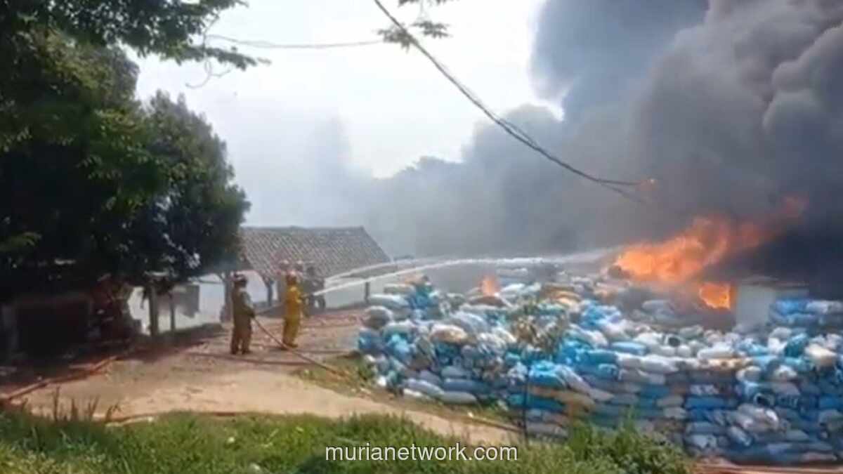 Kebakaran Hanguskan Pabrik Helm di Bogor, Diduga Akibat Korsleting