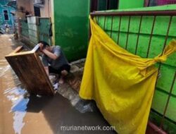 Warga Ciracas Bersihkan Rumah Terendam Banjir di Hari Kedua Lebaran