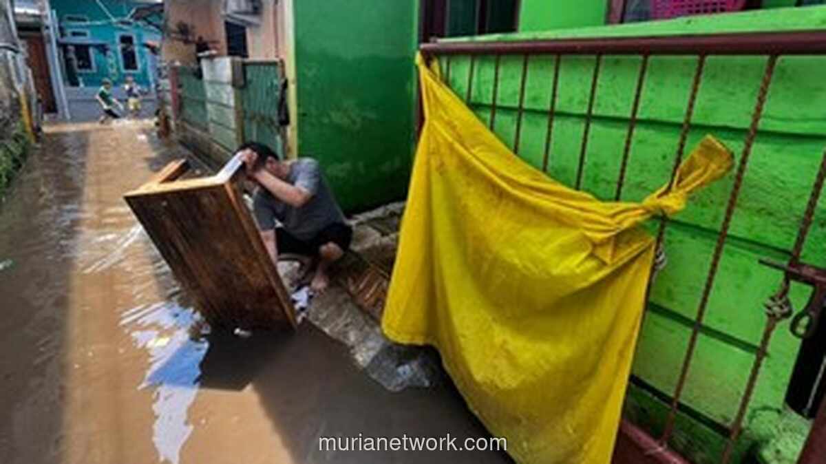Warga Ciracas Bersihkan Rumah Terendam Banjir di Hari Kedua Lebaran