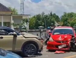 Lima Orang Terluka dalam Tabrakan Dua Mobil di Jalan Raya Bojonegoro