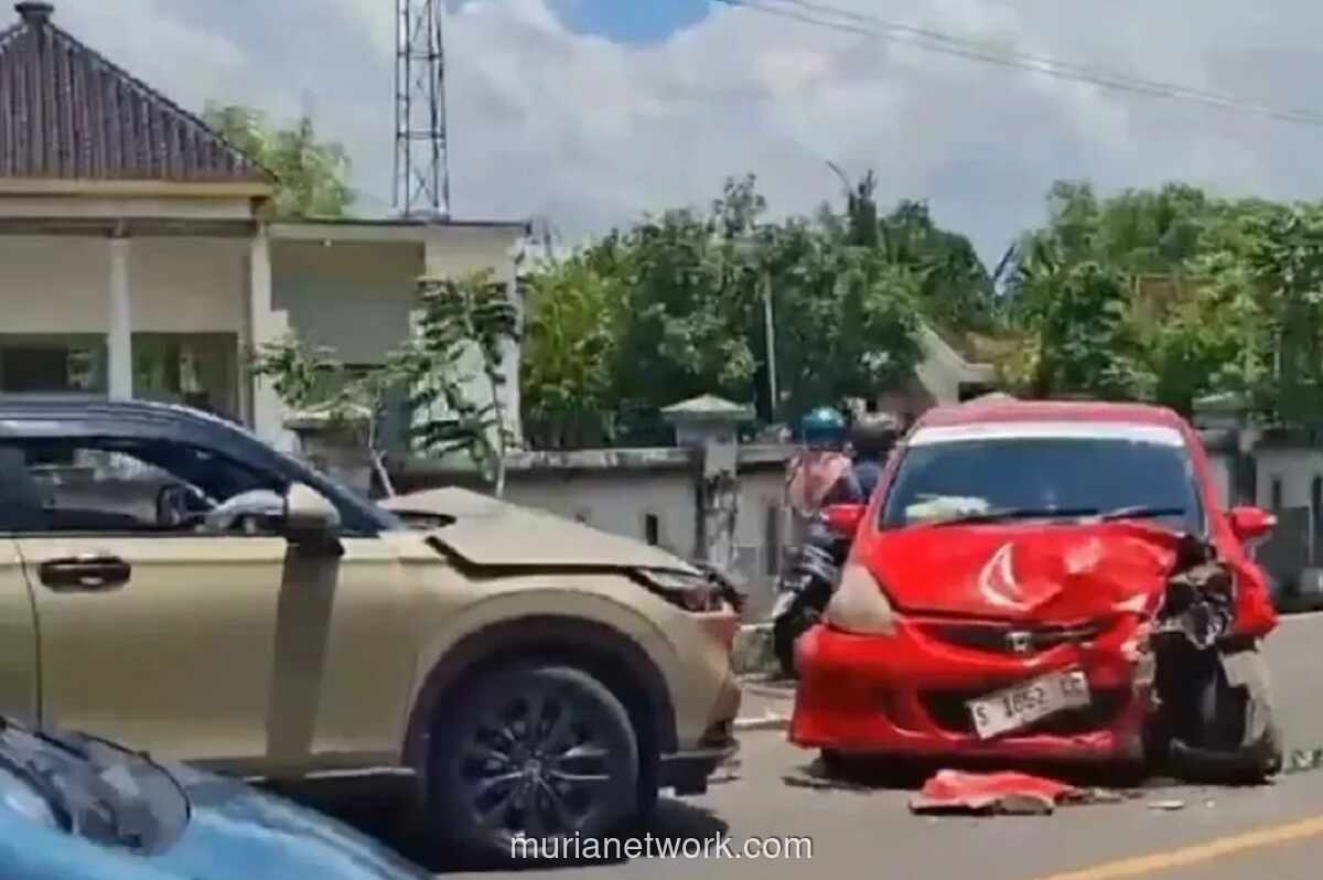 Lima Orang Terluka dalam Tabrakan Dua Mobil di Jalan Raya Bojonegoro