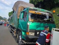 Kecelakaan Beruntun 7 Kendaraan Picu Macet Panjang di Tol JORR