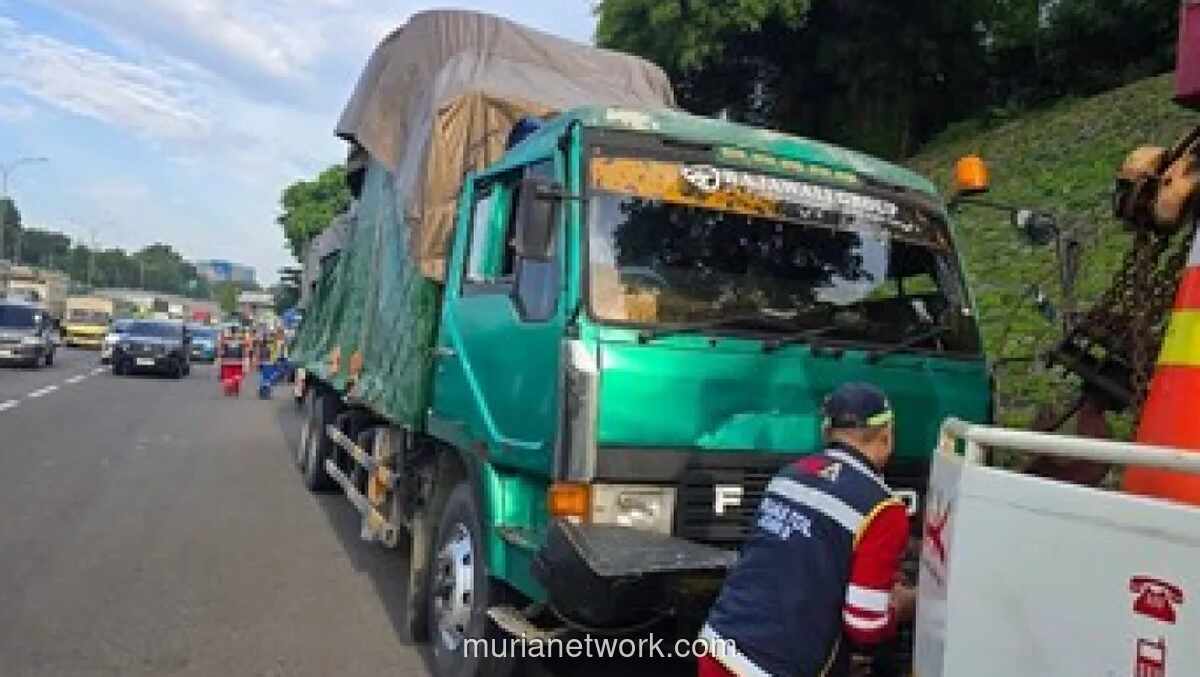 Kecelakaan Beruntun 7 Kendaraan Picu Macet Panjang di Tol JORR