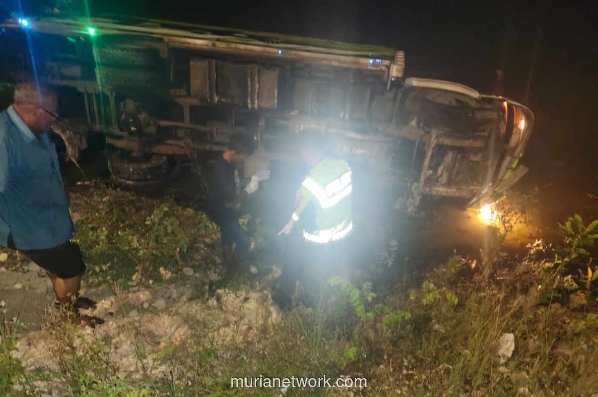 Sopir Truk Tewas Tertabrak Tronton Saat Kendaraannya Mogok di Jalur Lingkar Lamongan