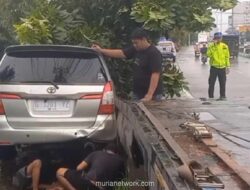 Mobil Tabrak Pagar BMKG Tegal Usai Jalan Licin, Pengemudi Selamat