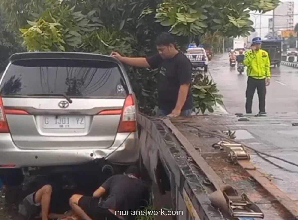 Mobil Tabrak Pagar BMKG Tegal Usai Jalan Licin, Pengemudi Selamat