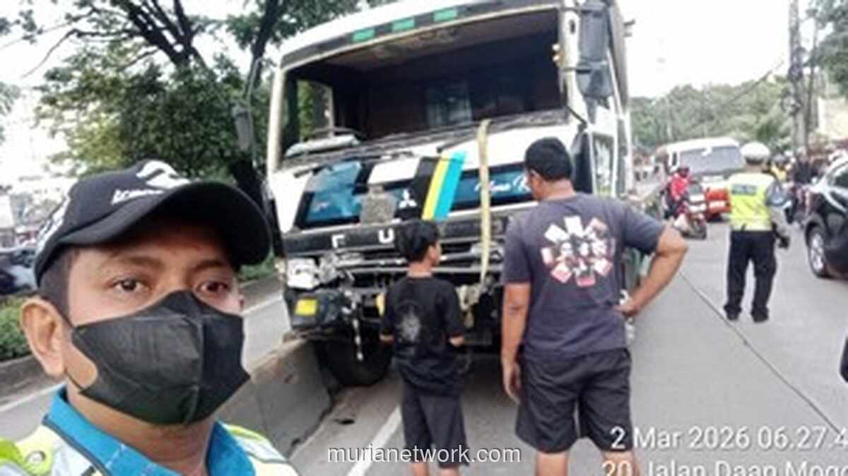 Truk Kontainer Tabrak Pembatas Jalan, Lalu Lintas Daan Mogot Macet Parah