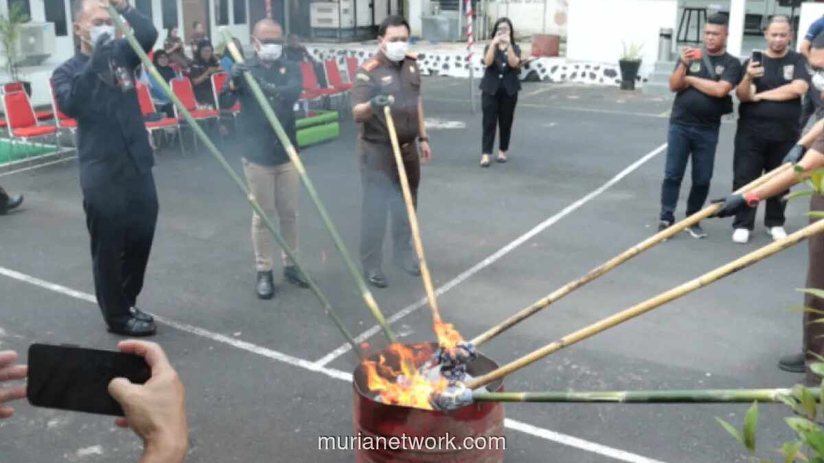 Kejari Minut Musnahkan Barang Bukti dari 11 Perkara Pidana