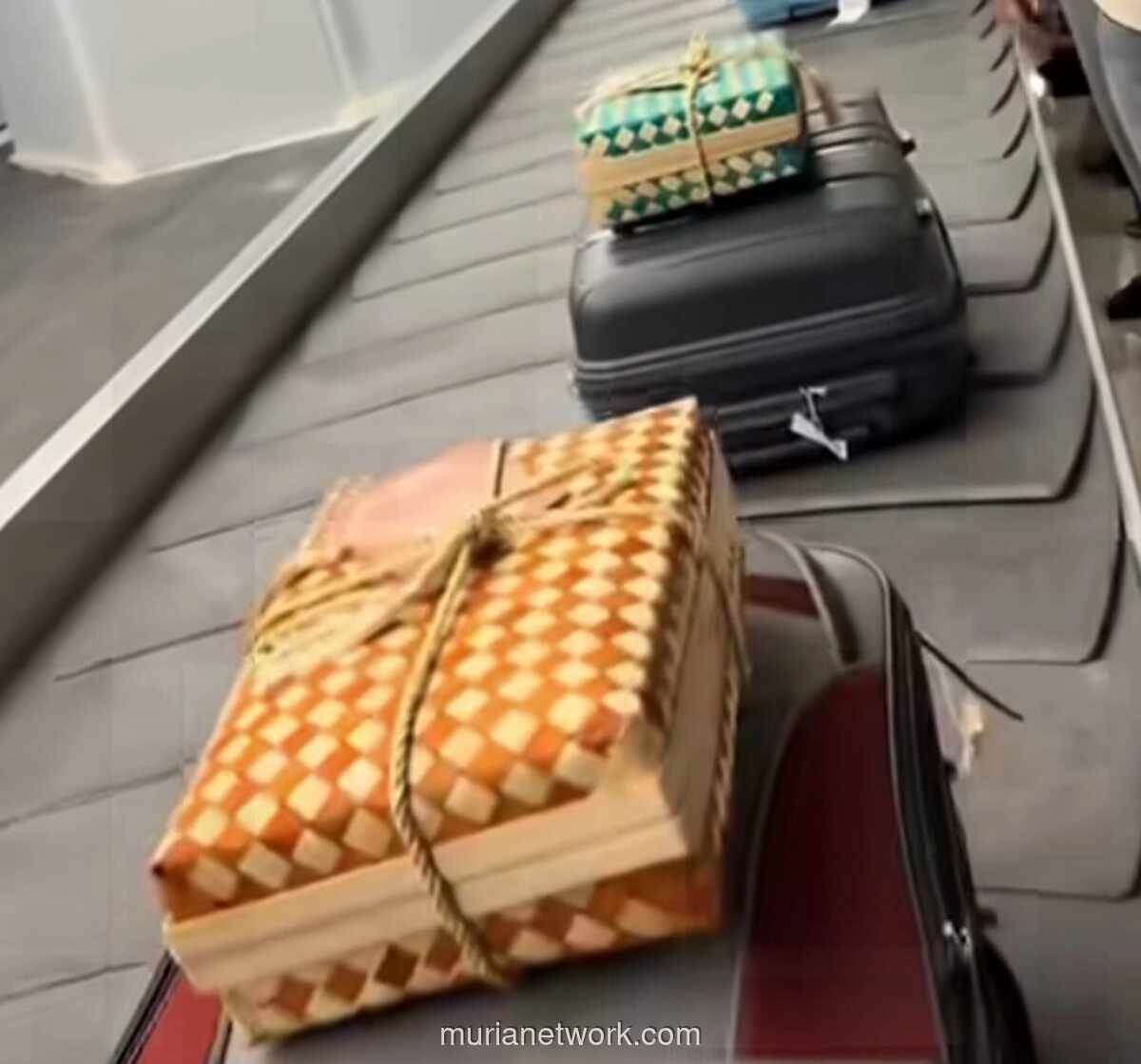 Bandara Sultan Hasanuddin Sambut Pemudik dengan Hampers Kejutan di Conveyor Belt