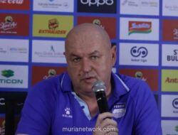 Pelatih Persib Pilih Bungkam Soal Wasit Usai Imbang Lawan Persebaya