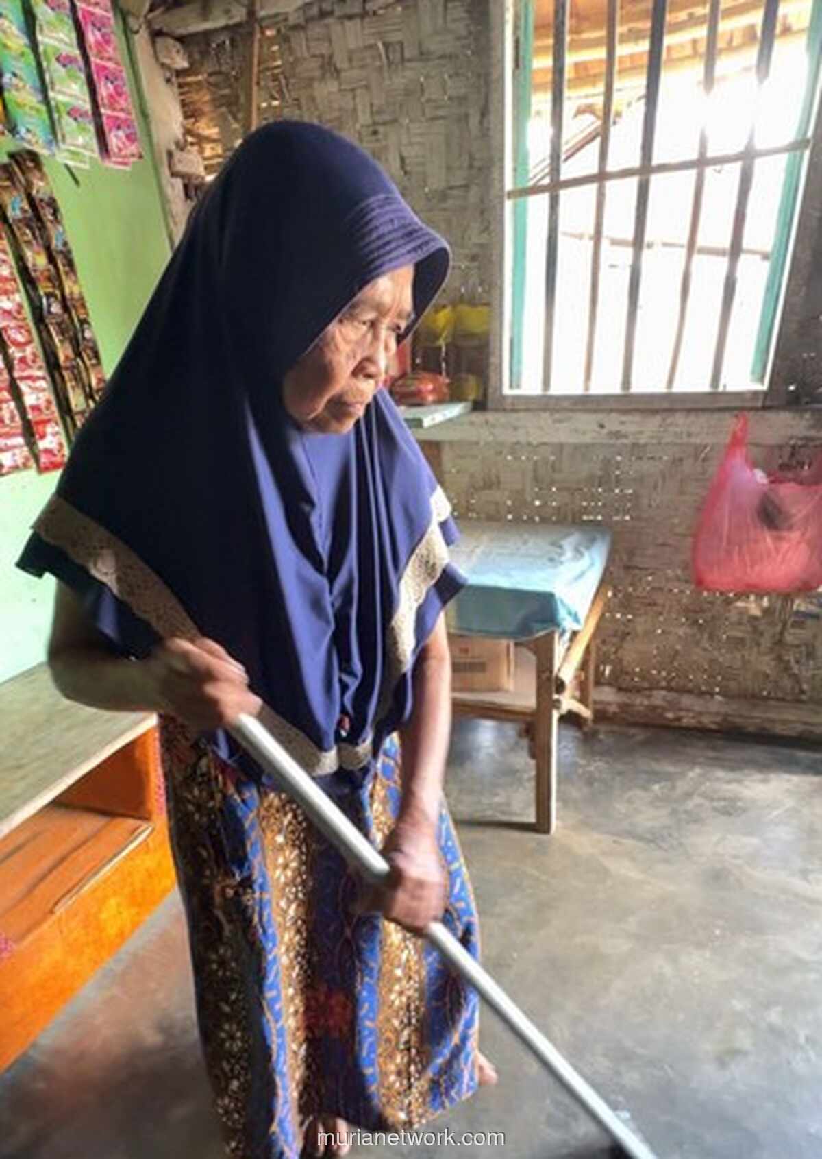 Nenek 78 Tahun Berjuang dari Warung Kecil Demi Masa Depan Cucu Yatim