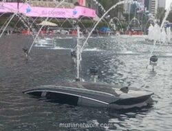 Mobil Taksi Online Tercebur ke Kolam Bundaran HI, Sopir Selamat