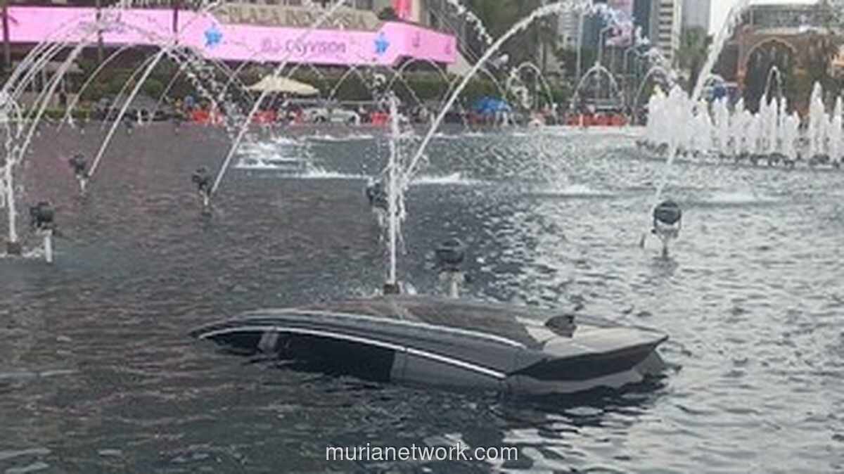 Mobil Taksi Online Tercebur ke Kolam Bundaran HI, Sopir Selamat