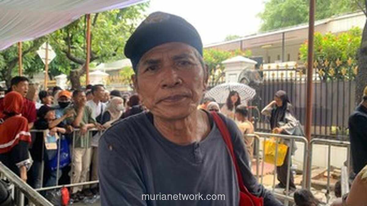 Warga Depok Antre sejak Pagi di Istana Demi Sembako, Cerita di Balik Open House