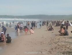Pantai Sawarna Ramai Pengunjung Libur Lebaran, Ombak Besar Jadi Peringatan