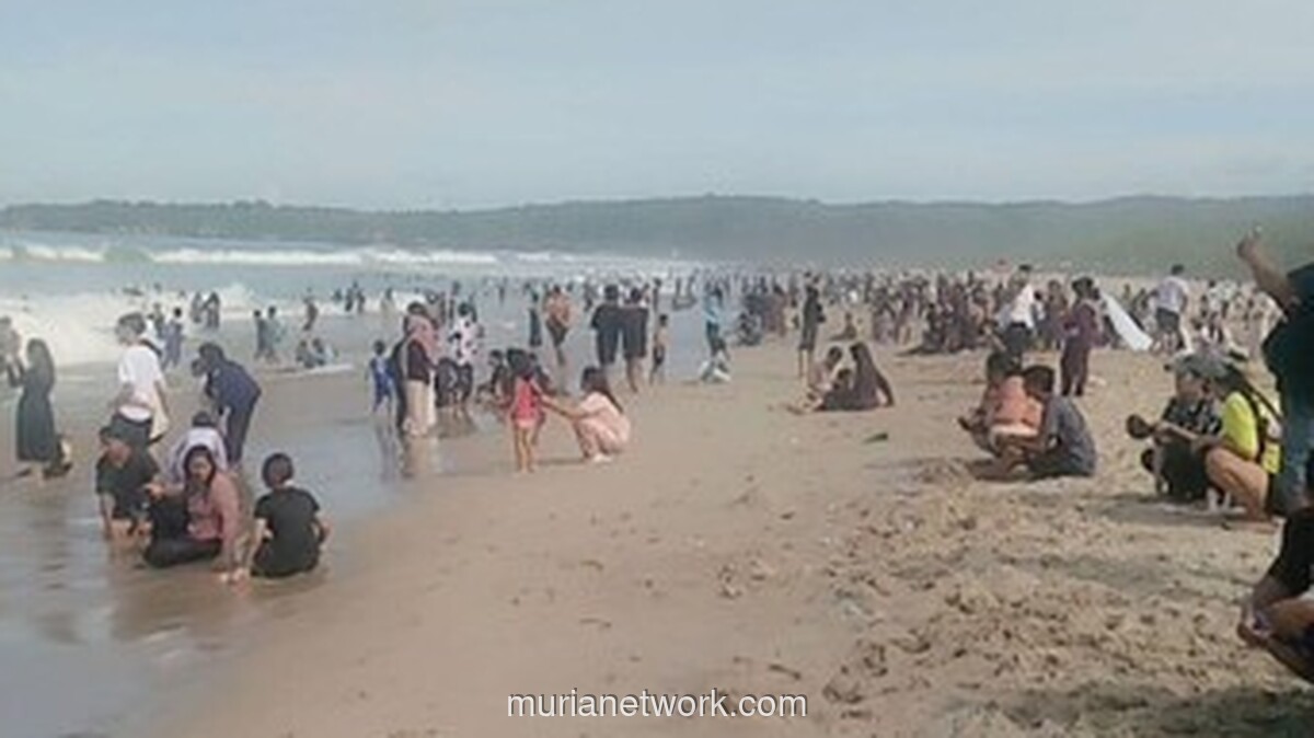 Pantai Sawarna Ramai Pengunjung Libur Lebaran, Ombak Besar Jadi Peringatan