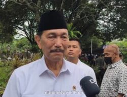 Luhut Kenang Keteladanan dan Loyalitas Try Sutrisno di Pemakaman Terakhir