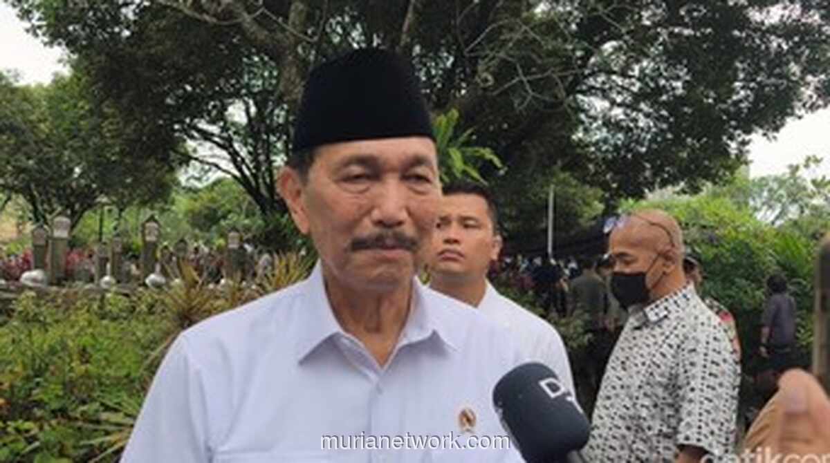 Luhut Kenang Keteladanan dan Loyalitas Try Sutrisno di Pemakaman Terakhir