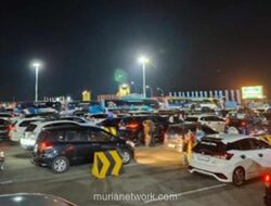 Antrean Kendaraan Mengular di Pelabuhan Merak Saat Puncak Arus Mudik