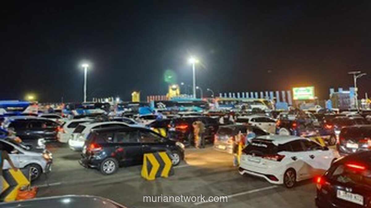 Antrean Kendaraan Mengular di Pelabuhan Merak Saat Puncak Arus Mudik