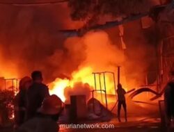 Damkar Bogor Waspadai Titik Api Baru Usai Kebakaran Pabrik Terpal di Gunung Putri