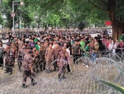 Massa Banser Beri Dukungan di KPK Saat Yaqut Diperiksa Kasus Kuota Haji