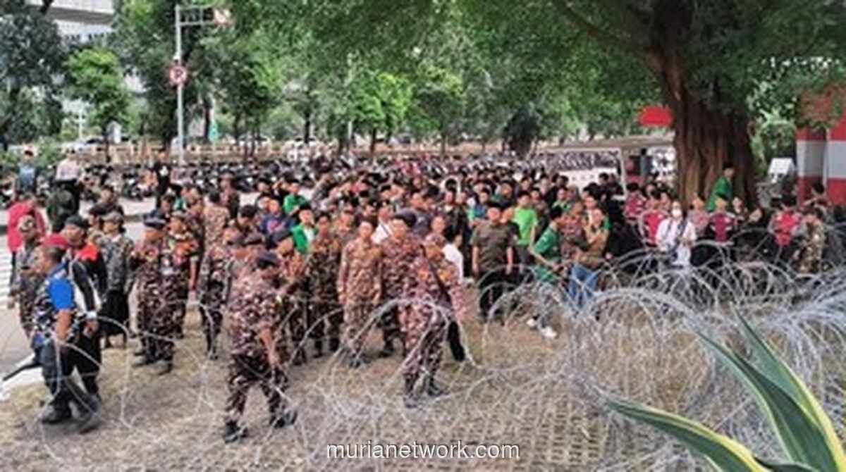 Massa Banser Beri Dukungan di KPK Saat Yaqut Diperiksa Kasus Kuota Haji