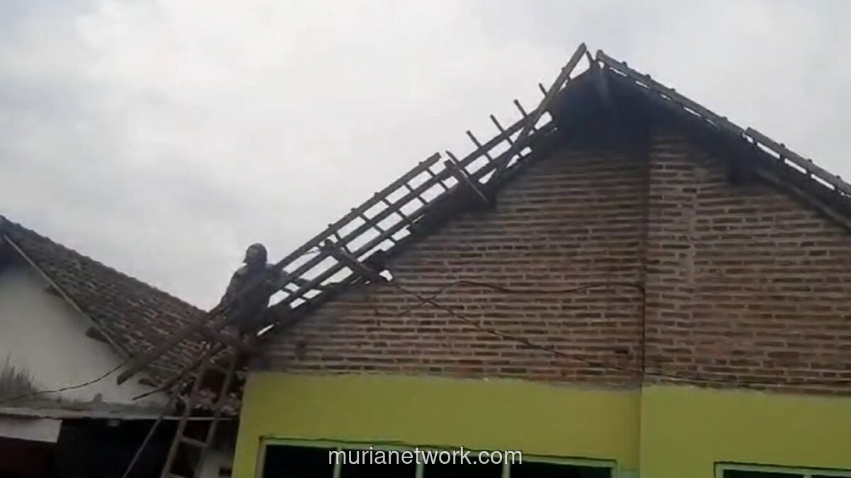Angin Puting Beliung Rusak RSUD dan Puluhan Rumah di Jombang