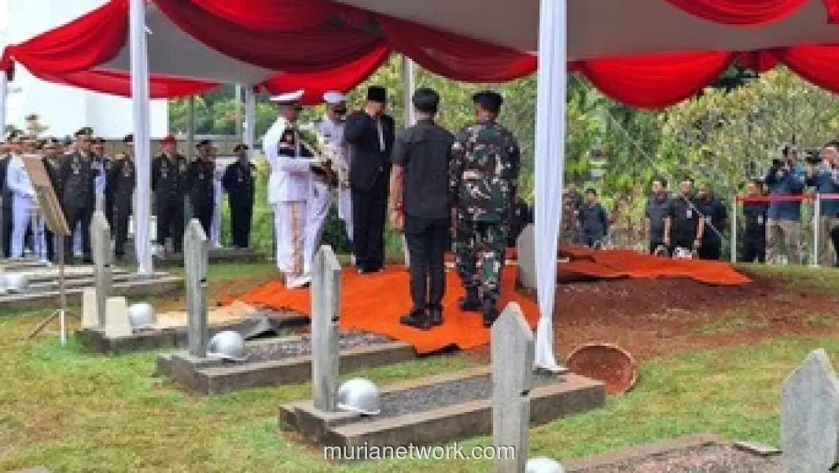 Mantan Menhan Juwono Sudarsono Dimakamkan dengan Penghormatan Militer di Kalibata