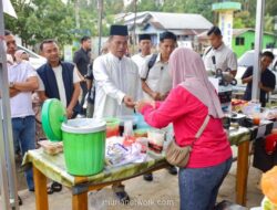 Mentan Amran Borong Takjil Pedagang di Bone, Bagikan Gratis ke Warga