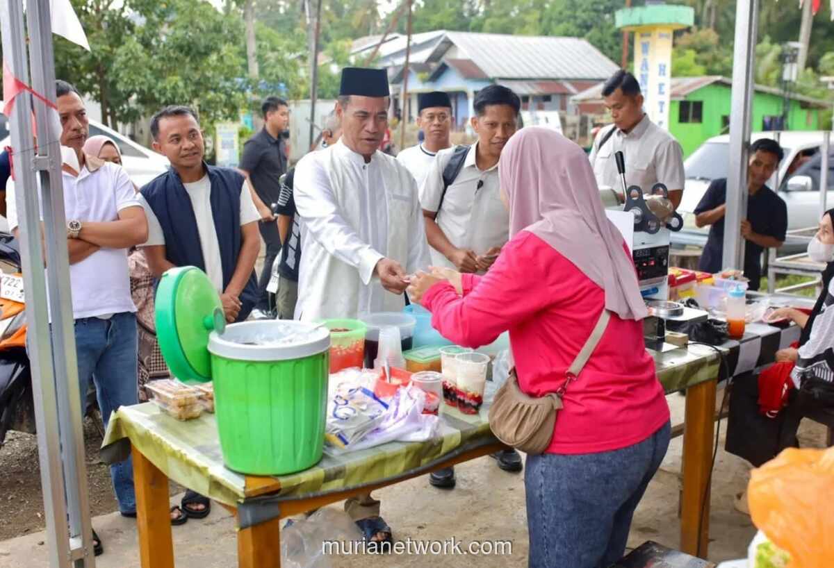 Mentan Amran Borong Takjil Pedagang di Bone, Bagikan Gratis ke Warga