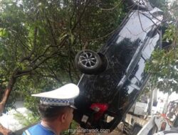 Mobil Tercebur ke Kali di Outer Ringroad Cengkareng, Pengemudi Selamat