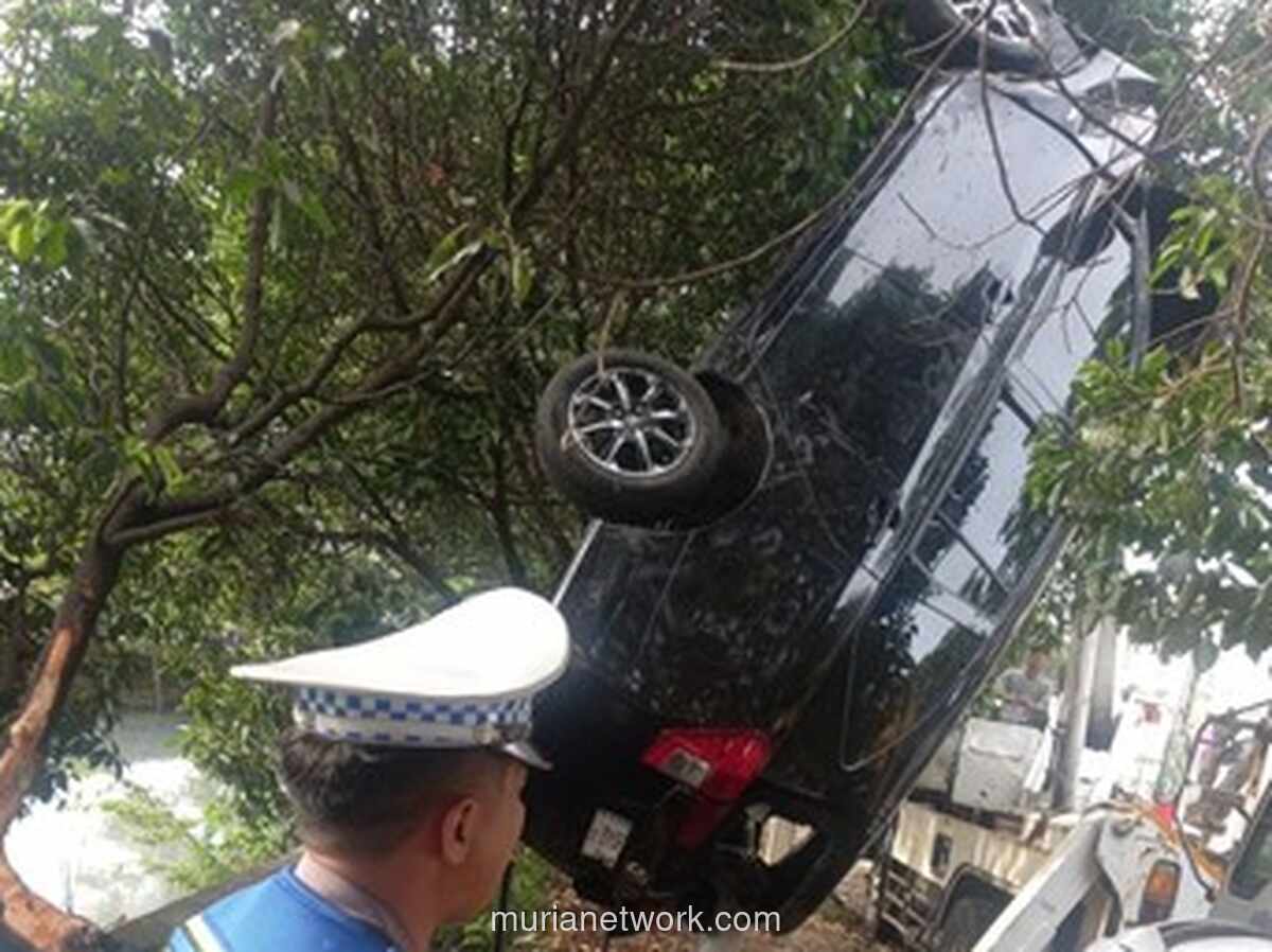 Mobil Tercebur ke Kali di Outer Ringroad Cengkareng, Pengemudi Selamat
