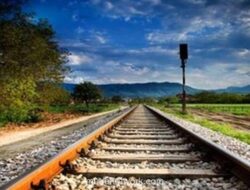 Mobil Tertabrak KRL di Perlintasan Tanpa Palang Pintu Parungpanjang, Satu Orang Terluka