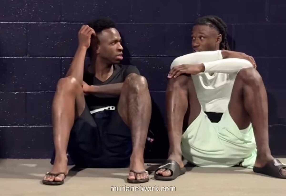 Vinicius dan Camavinga Santai Berbincang Usai Prancis Kalahkan Brasil