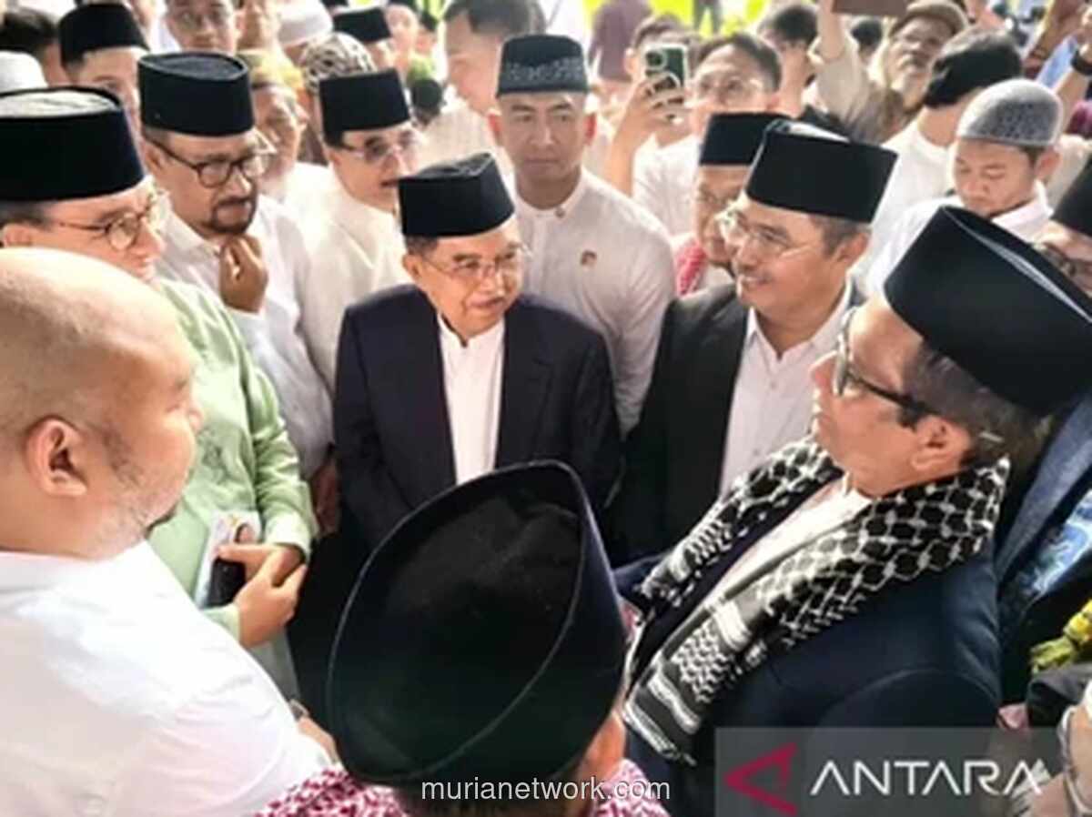 Silaturahmi Idulfitri: JK, Anies, dan Mahfud Satu Saf Salat di Al Azhar