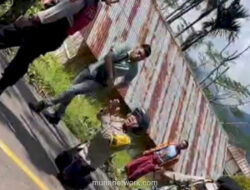 Polisi Berlutut di Jalan, Redam Konflik Massa di Manggarai