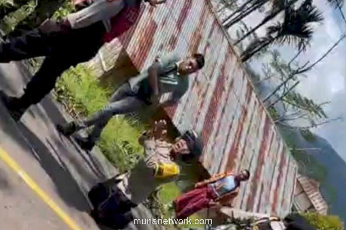 Polisi Berlutut di Jalan, Redam Konflik Massa di Manggarai