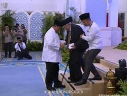 Presiden Prabowo Bantu Turunkan Quraish Shihab dari Panggung di Acara Nuzulul Quran