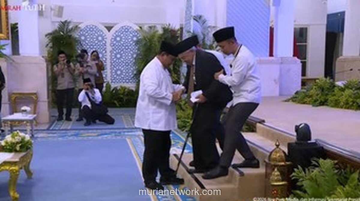 Presiden Prabowo Bantu Turunkan Quraish Shihab dari Panggung di Acara Nuzulul Quran