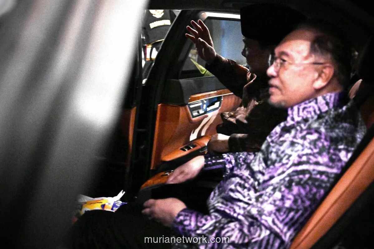 Prabowo Antar Langsung Anwar Ibrahim ke Halim, Tunjukkan Keakraban di Luar Protokoler