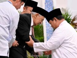 Presiden Prabowo Bantu Turunkan Podium Usai Quraish Shihab Panjatkan Doa Khusus di Istana