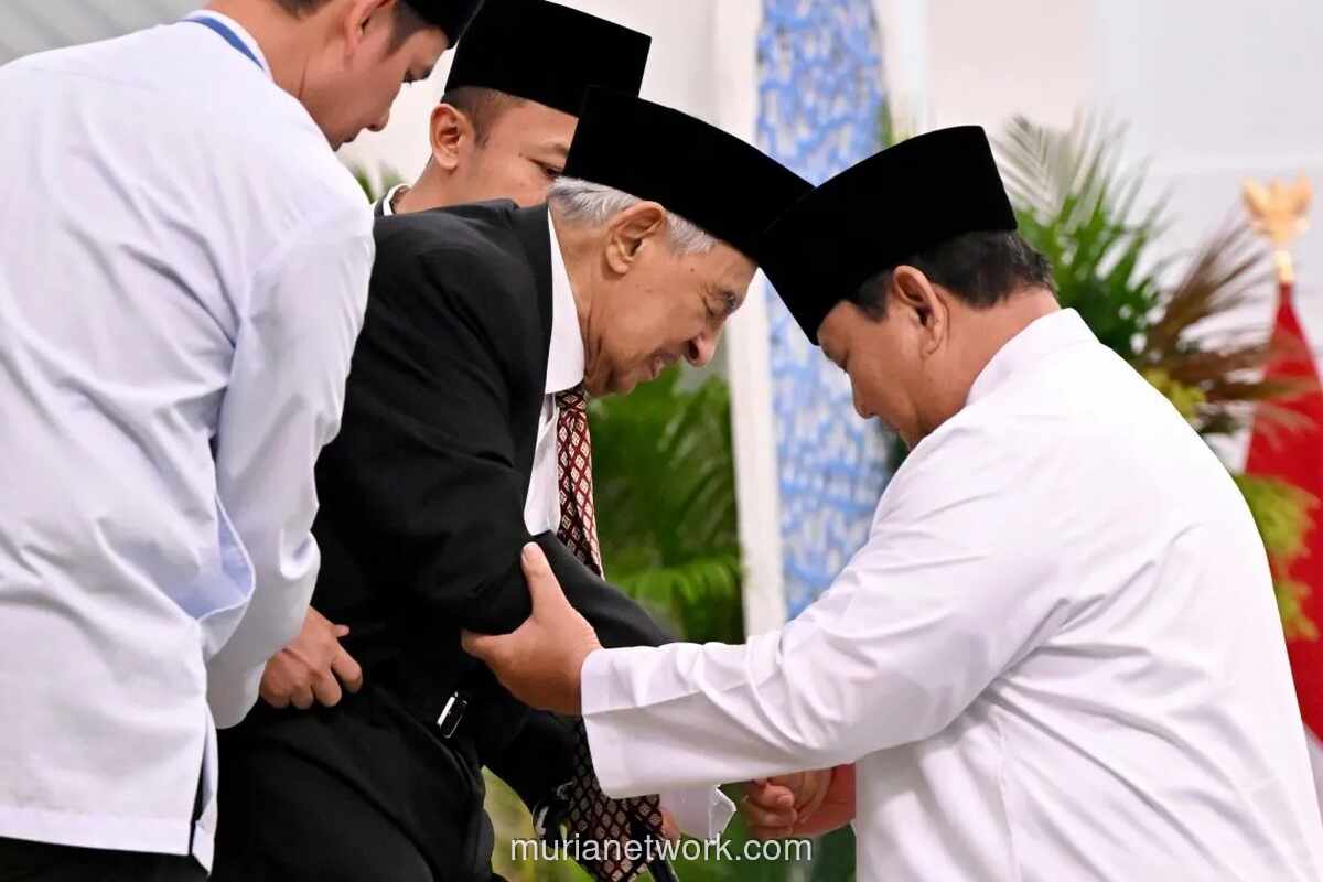 Presiden Prabowo Bantu Turunkan Podium Usai Quraish Shihab Panjatkan Doa Khusus di Istana