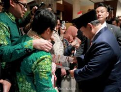 Perawat Lansia di Jepang Dapat Tanda Tangan Presiden Prabowo di Bandara Haneda