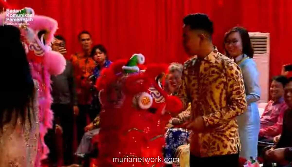 Gibran dan Sejumlah Pejabat Beri Angpao ke Barongsai di Puncak Imlek 2026