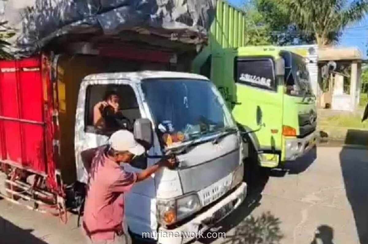 Antrean Truk Logistik dan Pemudik Mulai Padati Pelabuhan Ciwandan Jelang Lebaran