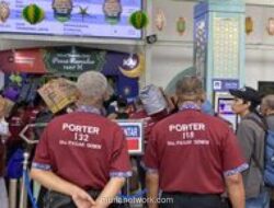 Porter Stasiun Senen Raup Rp500 Ribu per Hari Saat Puncak Arus Mudik