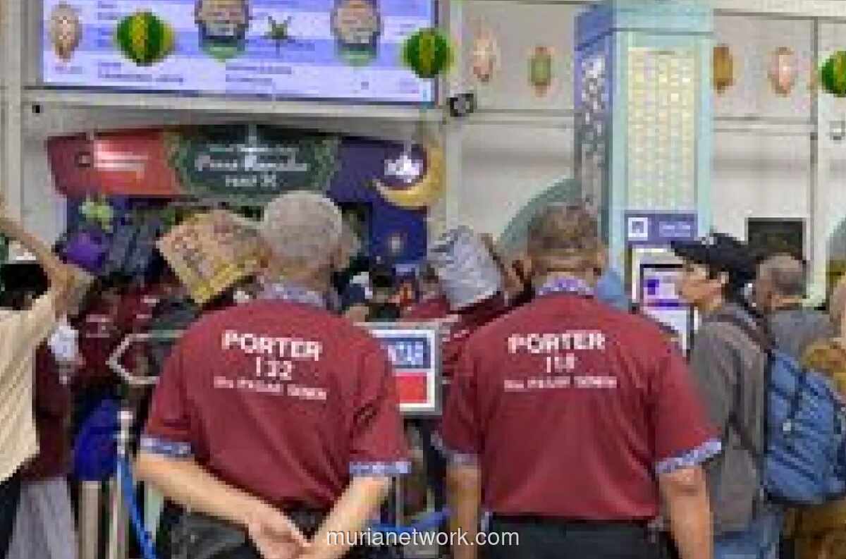 Porter Stasiun Senen Raup Rp500 Ribu per Hari Saat Puncak Arus Mudik