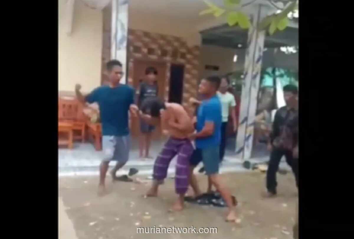 Oknum Ustaz di Karawang Diamankan Usai Dihajar Massa karena Selingkuh